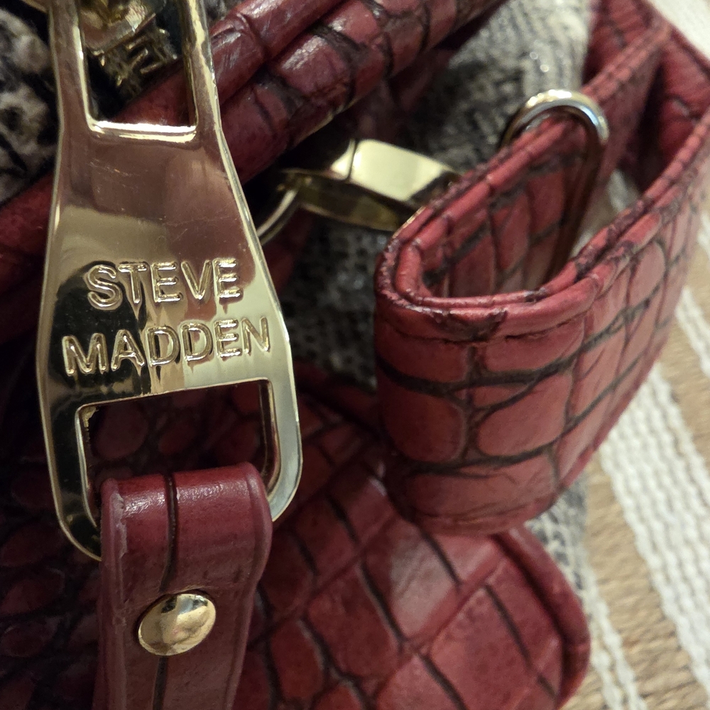 Steve Madden XLarge Stylish Snakeskin Patterned Travel bag with Red Accents - Picture 4 of 10